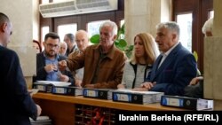 Anëtarët e SBASHK-ut duke dorëzuar peticionin në Kuvendin e Kosovës më 30 shtator 2024.