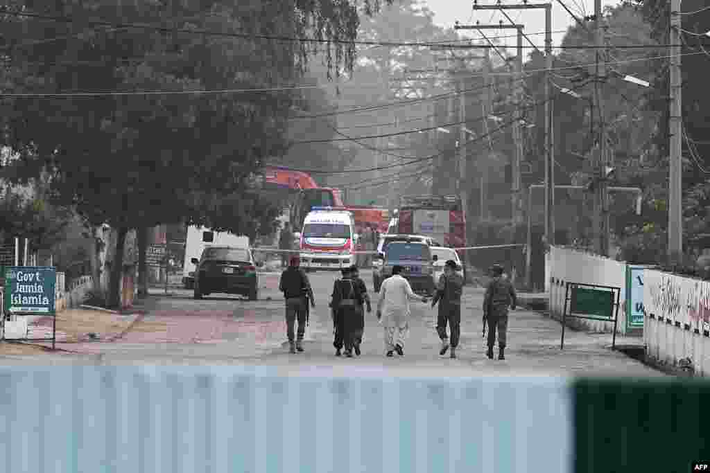 Припадници на безбедносните сили на пакистан во близина на оштетената зграда на владиниот здравствен и образовен комплекс по индиските напади во Муридке, на околу 30 километри од Лахоре, на 7 мај 2025 година.