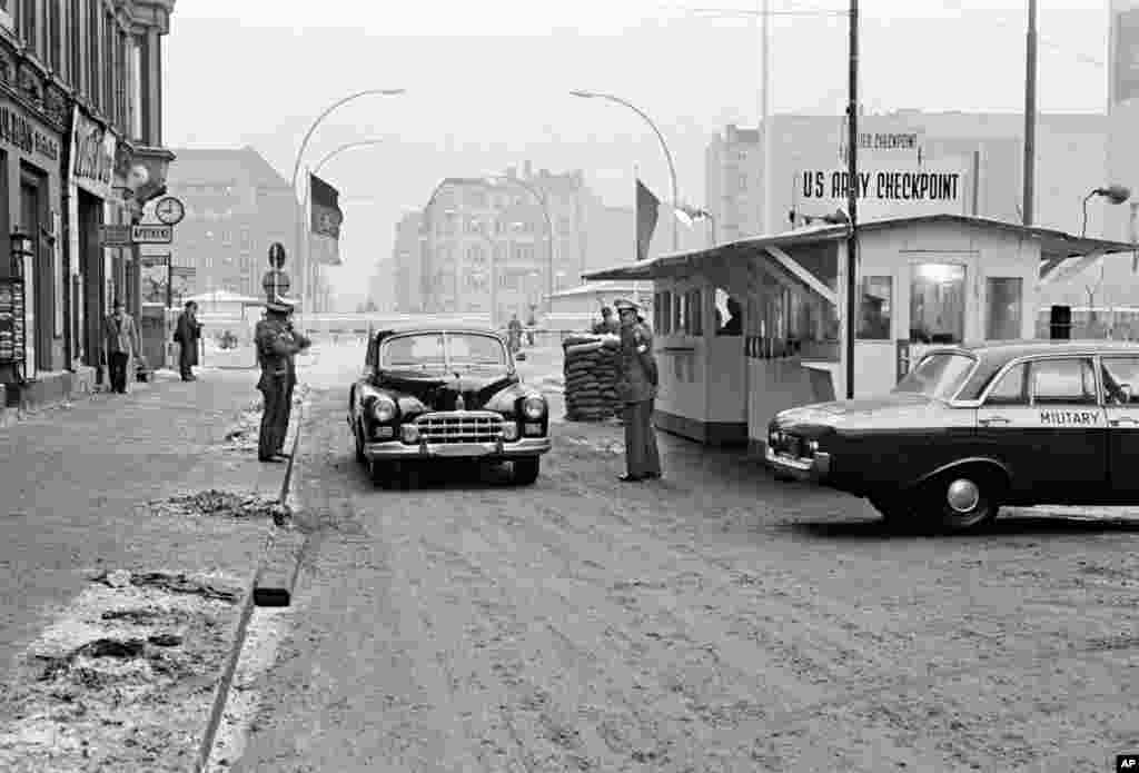 Automobilski prelaz iz istočnog u zapadni Berlin na na kontrolnoj tački Charlieu u oktobru 1964. Taj prelaz je bio jedina tačka kroz koju je strancima bilo dozvoljeno da prođu.