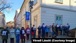 "Ötszázmilliárd forint az szinte elképzelhetetlenül sok pénz"– jelentette ki V. Naszályi Márta az Úri utca 72. alatti MNB-s épületnél. Ennyivel gazdálkodott az alapítványok vagyonát kezelő OPTIMA Befektetési-, Ingatlanhasznosító és Szolgáltató Zrt. (OPTIMA Befektetési Zrt.)