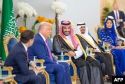 Наследный принц Саудовской Аравии Мухаммед бин Салман (в центре справа) встречается с президентом США Дональдом Трампом (в центре слева). Эр-Рияд, 13 мая 2025 года