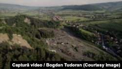 Vedere de deasupra zonei unde pârâul Corund a săpat cratere în planșeul minei vechi a salinei.