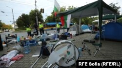 Разрушеният лагер на протестиращите пред Софийския университет