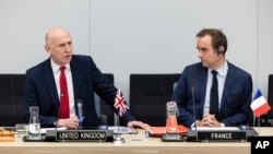 Ministrul britanic al Apărări, John Healey (stânga), alături de omologul său francez, Sebastien Lecornu, la convorbiri ale coaliției de sprijin pentru Ucraina găzduite de NATO, la Bruxelles, pe 10 aprilie, 2025