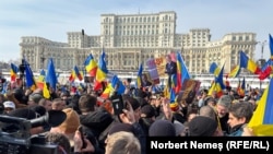 Manifestație a susținătorilor lui Călin Georgescu, de strângere a semnăturilor pentru candidatura sa la alegerile prezidențiale din luna mai, în Piața Constituției din București, în fața Parlamentului, 22 februarie 2025.