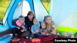 Виктория Баталова (вторая слева) и ее братья и сестра, погибшие в пожаре - Саша и Алеша, Егор, Таисия