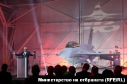 Imagine de la o prezentare a primului avion F-16 primit de Bulgaria în cadrul unui contract cu compania Lockheed Martin din SUA, .Februarie 2025