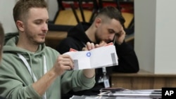 Članovi biračkog odbora broje glasačke listiće posle parlamentarnih izbora, Priština, Kosovo, 9. februara 2025.