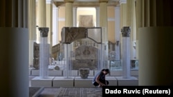 Zemaljski muzej BiH, jedna je od sedam institucija kulture od državnog značaja (na fotografiji). Zbog ustavnog uređenja, ni država, ni entiteti, ni kantoni nikada nisu u potpunosti preuzeli brigu o ovim institucijama.