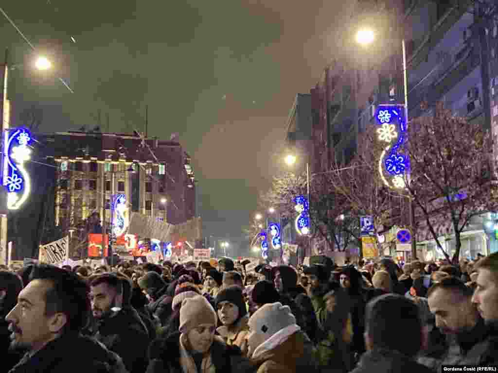 Studenti kažu da su pred RTS-om jer ne izveštava o blokadama fakulteta. &bdquo;Želimo da ljudi u ovoj zemlji budu informisani. Ako ne živite u Beogradu veoma je teško da znate šta se događa&ldquo;, navela je jedna od učesnica protesta.