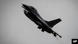 SUA vând Ucrainei piesele de schimb şi a echipamentele de formare pentru avioanele de luptă F-16
