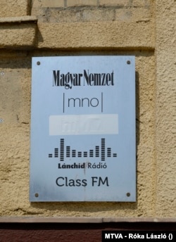 A Magyar Nemzet MNO, a Lánchíd rádió és a Class FM rádió közös cégtáblája