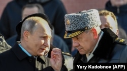 Владимир Путин (слева) и Сергей Шойгу (справа)