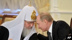 რუსეთის მართლმადიდებელი ეკლესიის მეთაური კირილე და რუსეთის პრეზიდენტი ვლადიმირ პუტინი. მოსკოვი, 8 თებერვალი, 2012.