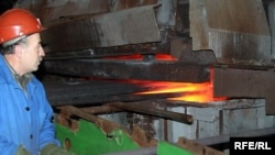 Работник во фабрика 