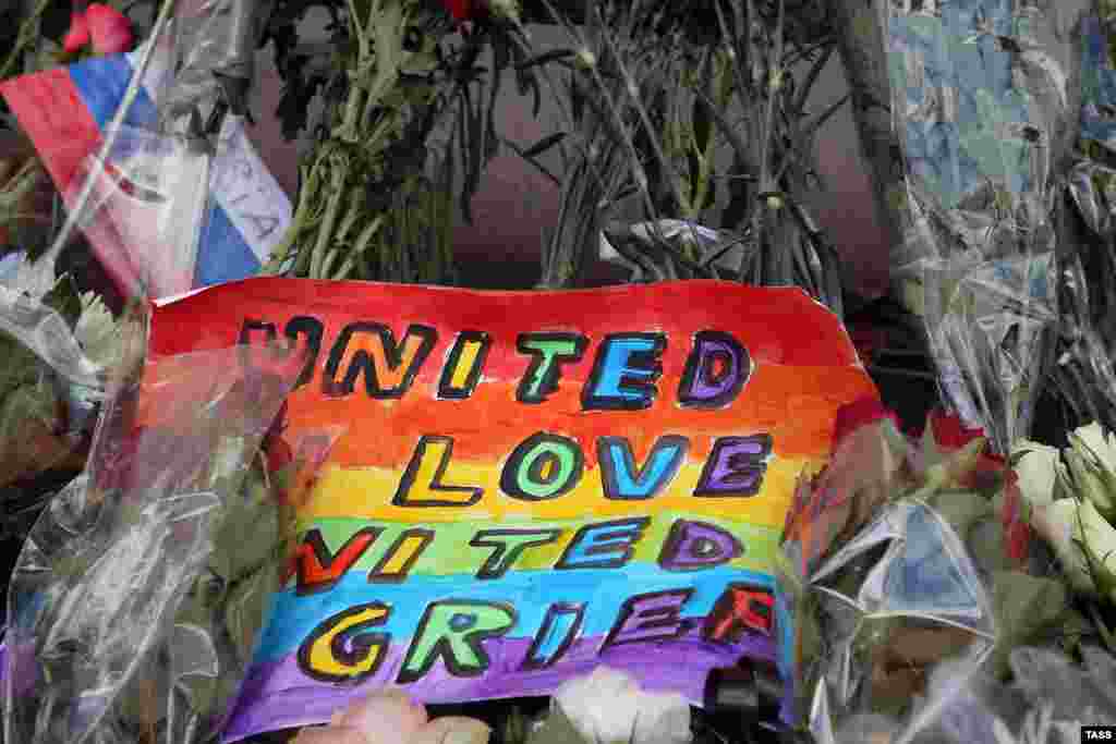 Poruke podrške ispred američke ambasade u Moskvi.