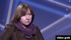 Svetlana Aleksievici în studioul Europei Libere de la Praga