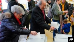 Szavazatok leadása egy budapesti iskolában a 2022-es parlamenti választáson, 2022. április 3-án