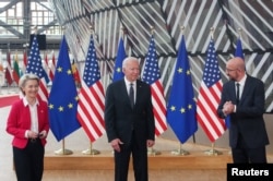 Președintele Consiliului European Charles Michel (d) președinta Comisiei Europene Ursula von der Leyen (s) și președintele SUA Joe Biden (c)