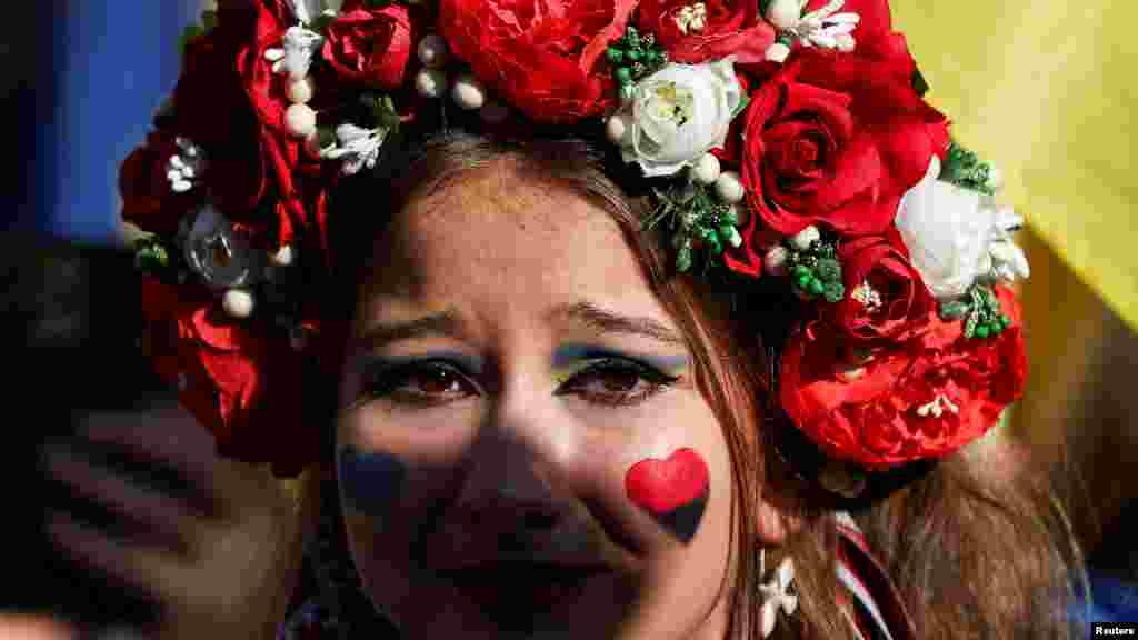 Londonban a tömeg éljenezte Zelenszkijt, aki a Downing Streetre érkezett, hogy megbeszélést folytasson Starmerrel az európai vezetők csúcstalálkozója előtt