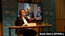 Fodor Éva rektorhelyettes a CEU keddi sajtótájékoztatóján.