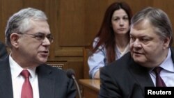 Премиерот Лукас Пападимос и министерот за финансии Евангелос Вензилос.