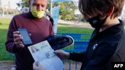 Зелените пропуски вече са въведени в Израел, където срещу тях гражданите, които са получили по две дози от ваксина, могат да посещават спортни и културни мероприятия, фитнеси, ресторанти, синагоги и други