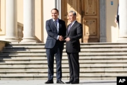 Міністр закордонних справ Польщі Радослав Сікорський з міністром закордонних справ Китаю Ваном І перед їхньою зустріччю в Польщі, 15 вересня 2025 року