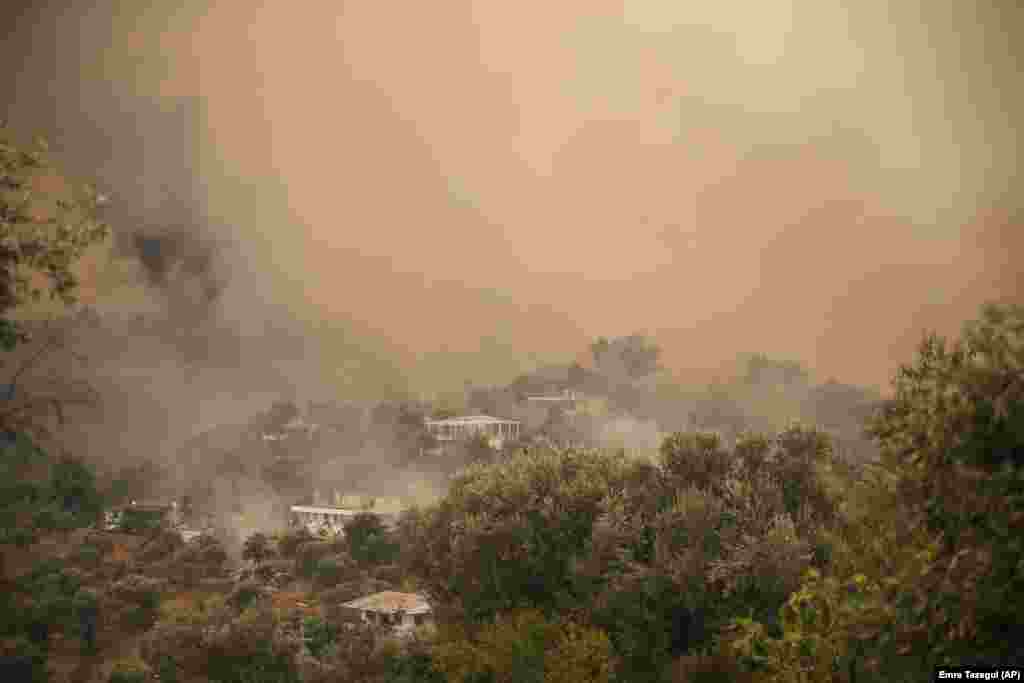Šuma gori na području Mazi zahvaćenom dimom dok su se požari spuštali niz brdo prema obali mora, prisiljavajući ljude na evakuaciju, u Bodrumu, Mugla, Turska, nedelja, 1. avgusta 2021.