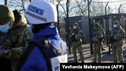  Az EBESZ megfigyelői és ukrán határőrök egy ellenőrző pontnál Luhanszk-régió határán, 2020. november 10.