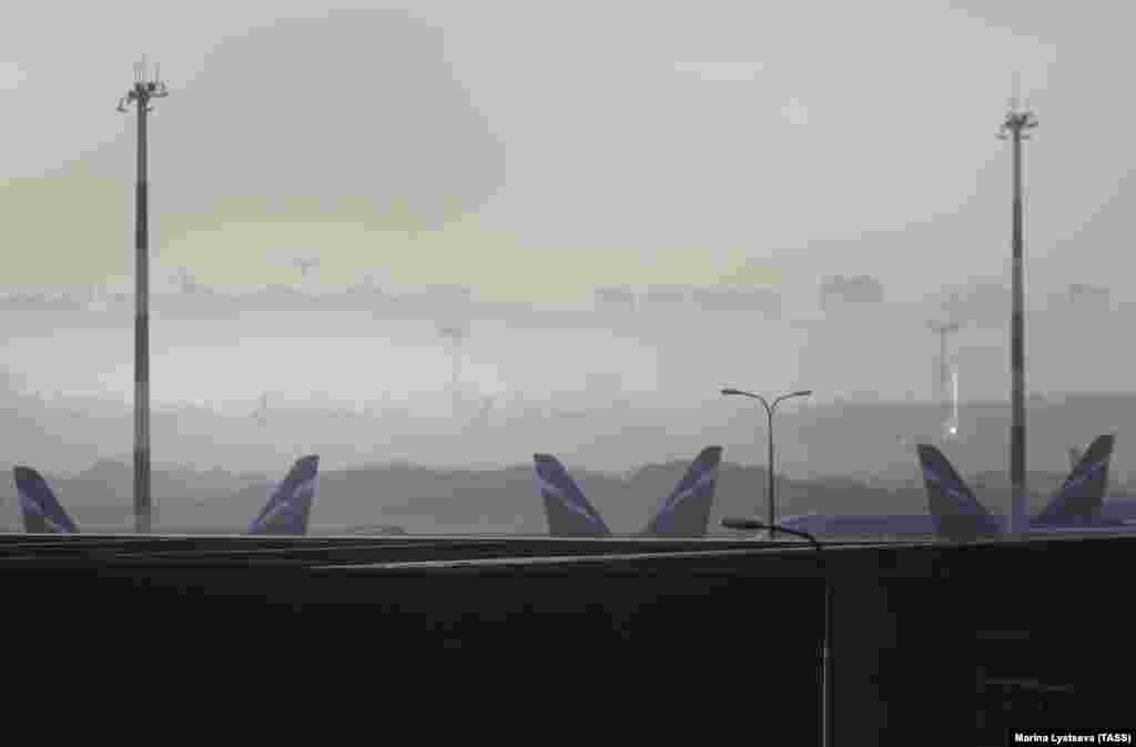 Патнички авиони стојат на московскиот меѓународен аеродром Шереметјево на првиот ден од меѓународната забрана за летање, наредена од руската влада.