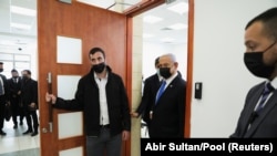 Izraelski premijer Benjamin Netanjahu izlazi iz sudnice posle nastavka suđenja za koruciju, 5. april 2021.