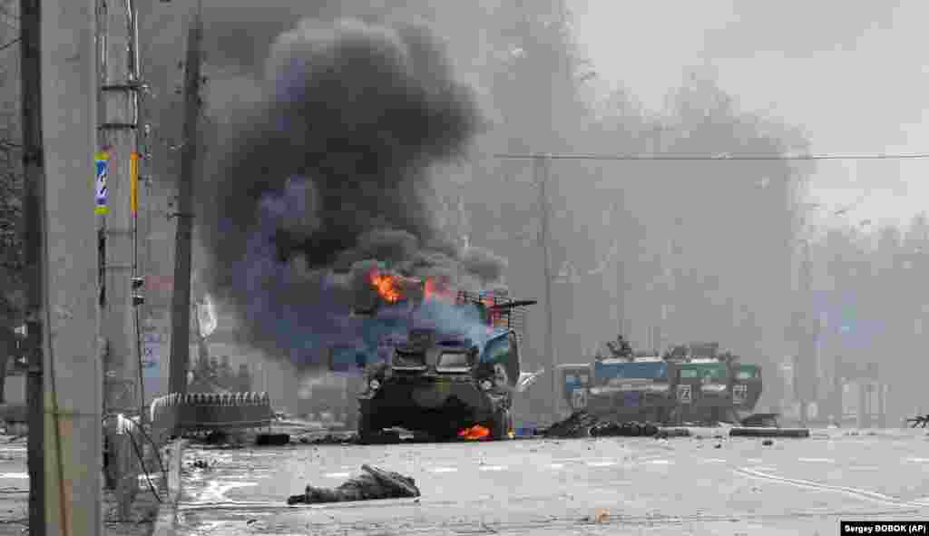 Transportoare rusești distruse și abandonate la periferia Kievului pe 27 februarie.