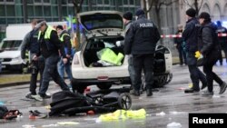 Policija na mjestu na kojem se automobil zaletio u ljude u Minhenu, 13. februar 2025.