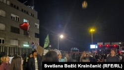 Grupa studenata igra odbojku