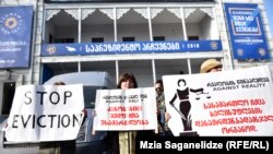 Навести порядок в суде требуют представители НПО, уже который день проводящие акции протеста