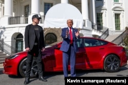 În martie 2025, Donald Trump a promovat la Casa Albe mașinile Tesla. Scopul a fost de a-l sprijini public pe Elon Musk și compania Tesla, care se confruntau la acel moment cu dificultăți pe fondul măsurilor controversate luate de Musk de reducere a cheltuielilor bugetare.