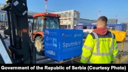 50 ezer adag orosz vakcina érkezik Belgrádba, Szerbiába, 2021. február 22-én.