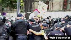 Secvență din momentul altercațiilor unui grup de contramanifestanți și poliție în timpul marșului pride, Chișinău, 15 iunie. 