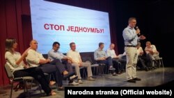 "Sam SZS okupio je niz stranaka i organizacija, ali iz nekog nikada baš razjašnjenog razloga u njemu upadljivo dominiraju stranke desnog centra", piše Pančić