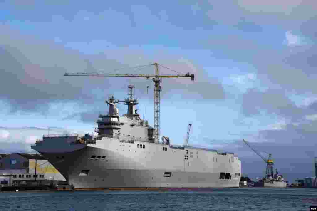 Вертолетоносец "Владивосток" на верфи французского города Сент-Назер, август 2014 года
