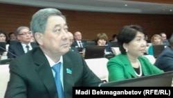 Парламент мәжілісінің төрағасы болып сайланған Бақтықожа Ізмұхамбетов (сол жақта). Астана, 25 наурыз 2016 жыл.