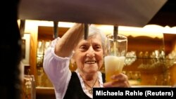 A 91 éves pincér, Kathi Kink csapol sört a dél-németországi Naringban