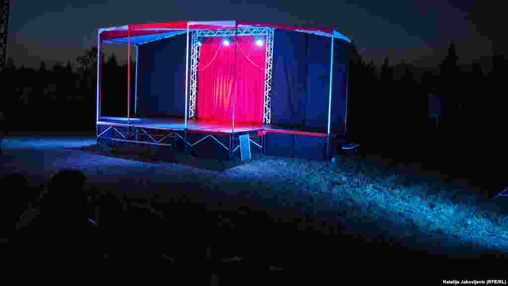 Kritičari odluke Mađarskog nacionalnog saveta uporedili su situaciju sa Mađarskom, gde je krajem 2019. godine usvojen zakon kojim je vlada Viktora Orbana pokušala da uspostavi kontrolu nad pozorištima. Zakon je ostavio mogućnost vladi da se meša u upravljanje institucijama i imenovanje direktora, zbog čega je mađarska kulturna scena u strahu od daljih ograničenja. 