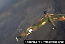 FPV бригады Нацгвардии Украины "Рубіж" приближается к российскому дрону-разведчику Zala, чтобы поразить его