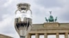 Trofej Evropskog prvenstva izložen pred Branbderburškom kapijom, Berlin, jun 2024. 