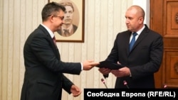 Претседателот Румен Радев му го врачи мандатот за состав на влада на Пламен Николов