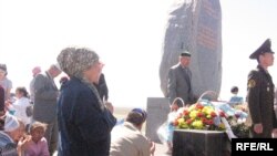 Монумент жертвам репрессий на Верблюжьей Горе. Актобе, 31 мая 2010 года.