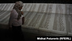Imena ubijenih srebreničkih muškaraca i dječaka ispisana na ploči u Memorijalnom centru Potočari kod Srebrenice, fotoarhiv