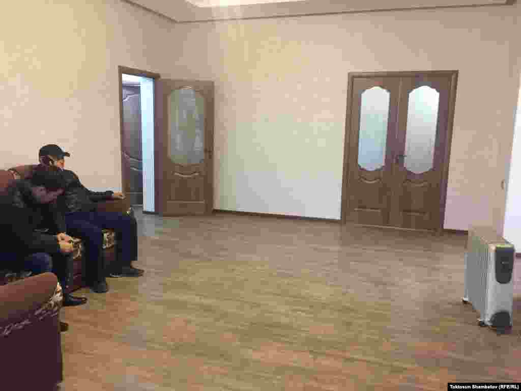 В доме у Улана Салянова.